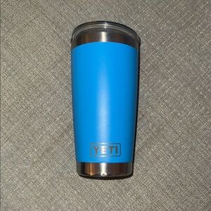 Yeti 20oz tumbler in vibrant blue with clear lid